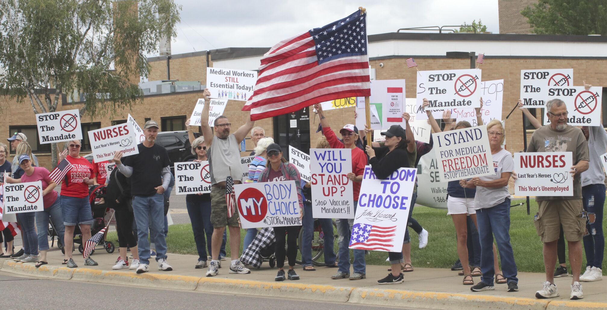 Large crowd gathers for ‘Stop the Mandates’ rally
